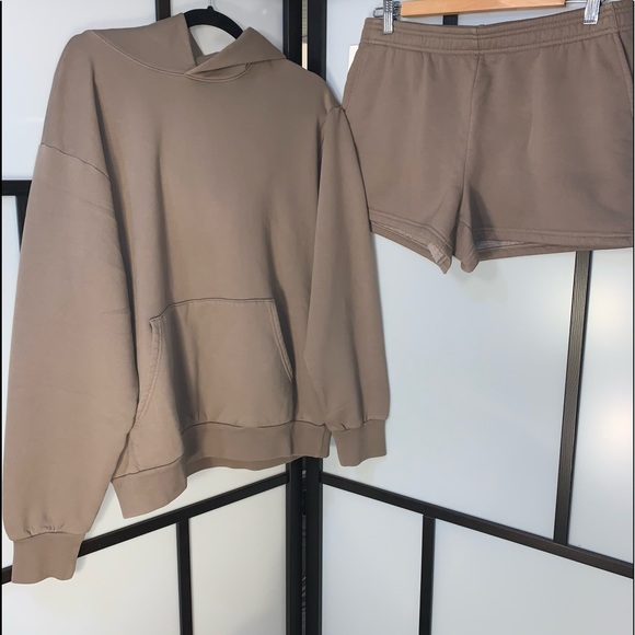 🆕Aritzia The Constant 2-Piece Midway Hoodie & Shorts Set in Rare Taupe - Picture 6 of 14